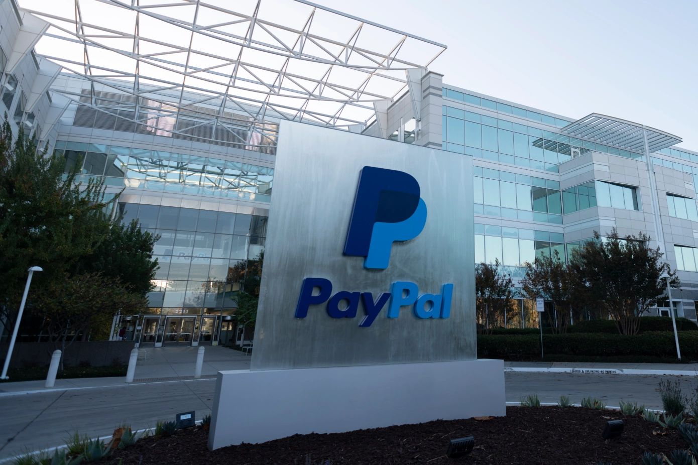 Après Stripe et Square, Venmo et PayPal sont prêts à prendre en charge la fonction « Tap to Pay » d’Apple sur les iPhones.